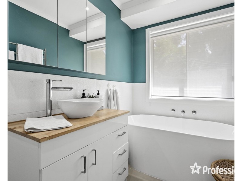 10 Charlwood Drive, Mooroolbark VIC 3138