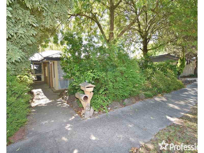 2 Highland Crescent, Mooroolbark VIC 3138