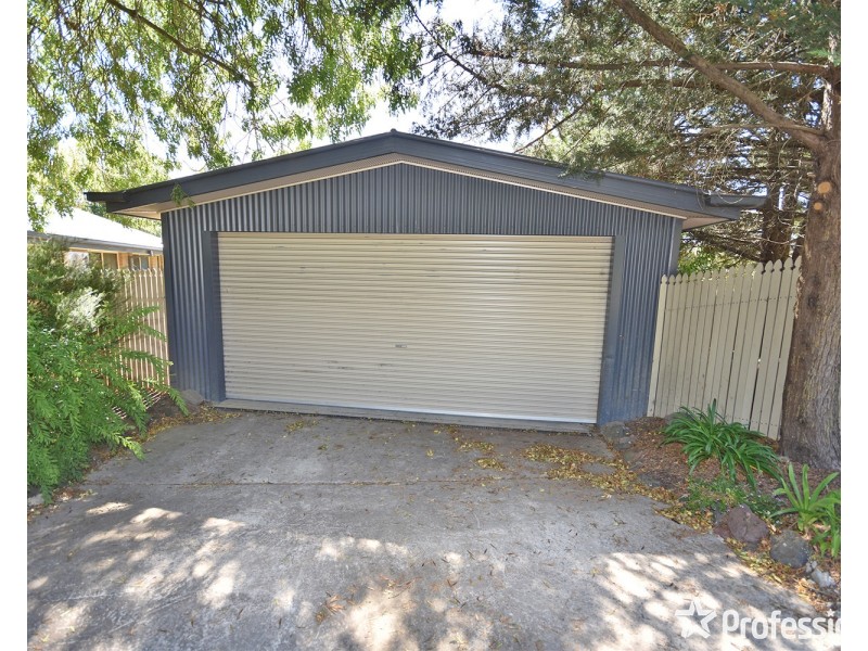 2 Highland Crescent, Mooroolbark VIC 3138