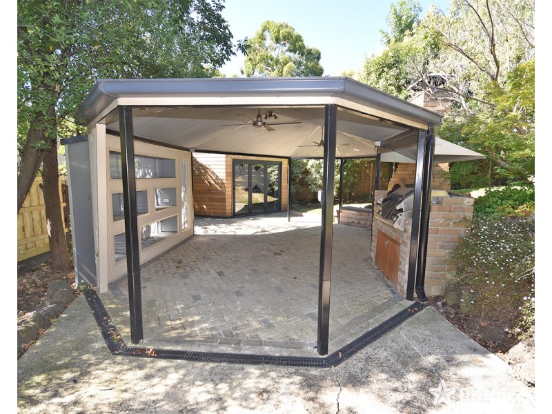 2 Highland Crescent, Mooroolbark VIC 3138