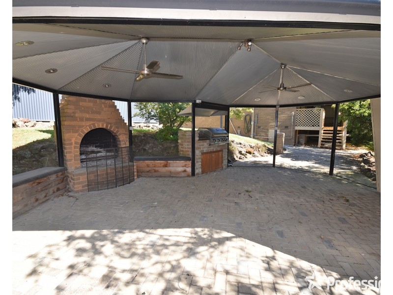 2 Highland Crescent, Mooroolbark VIC 3138