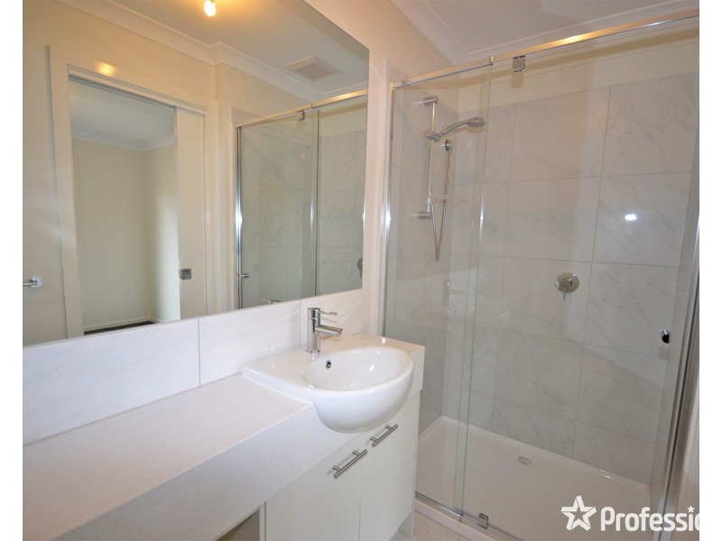 2 Lithgow Way, Mooroolbark VIC 3138