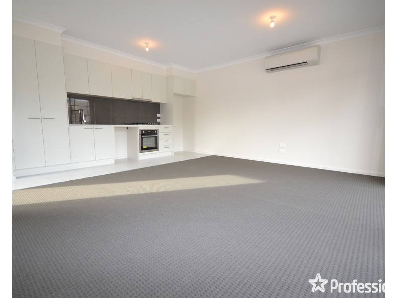 2 Lithgow Way, Mooroolbark VIC 3138