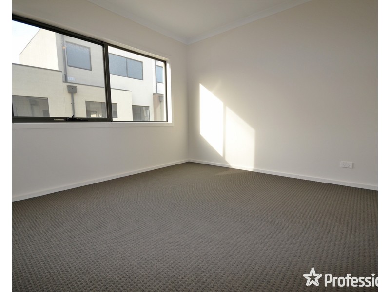 2 Lithgow Way, Mooroolbark VIC 3138