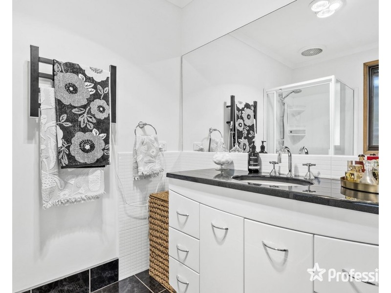 33 Wainewright Avenue, Mooroolbark VIC 3138
