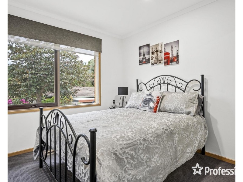 33 Wainewright Avenue, Mooroolbark VIC 3138