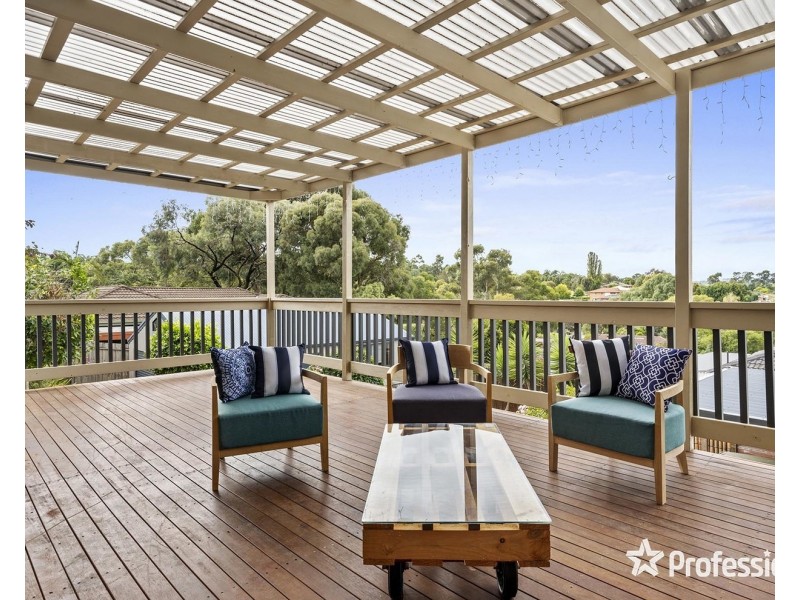 33 Wainewright Avenue, Mooroolbark VIC 3138