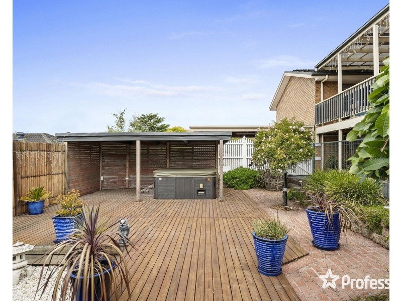 33 Wainewright Avenue, Mooroolbark VIC 3138