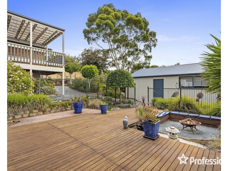 33 Wainewright Avenue, Mooroolbark VIC 3138