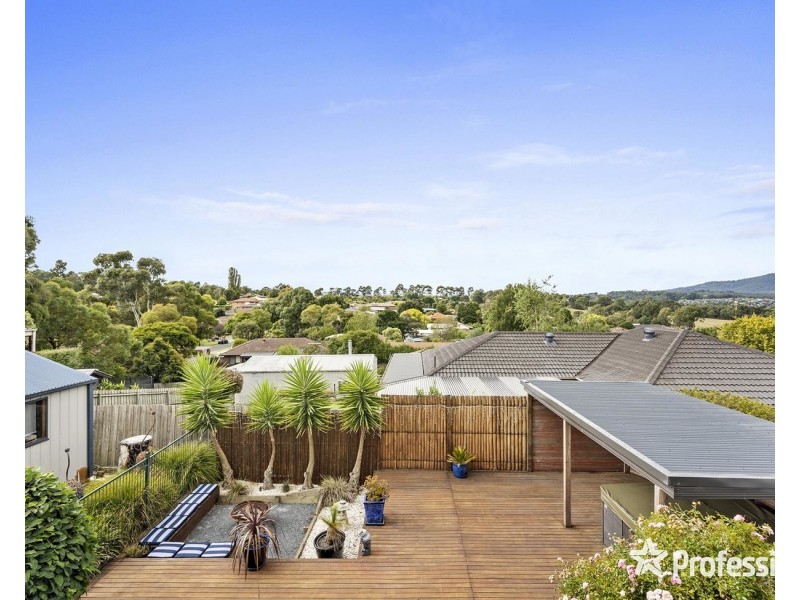 33 Wainewright Avenue, Mooroolbark VIC 3138