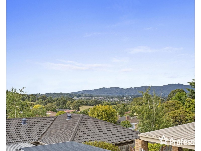 33 Wainewright Avenue, Mooroolbark VIC 3138