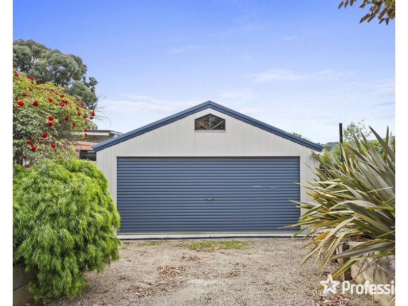 33 Wainewright Avenue, Mooroolbark VIC 3138