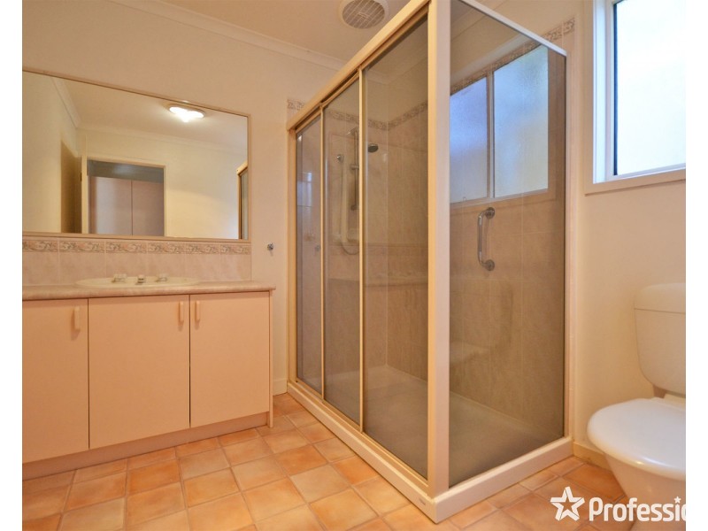 24 McDermott Avenue, Mooroolbark VIC 3138