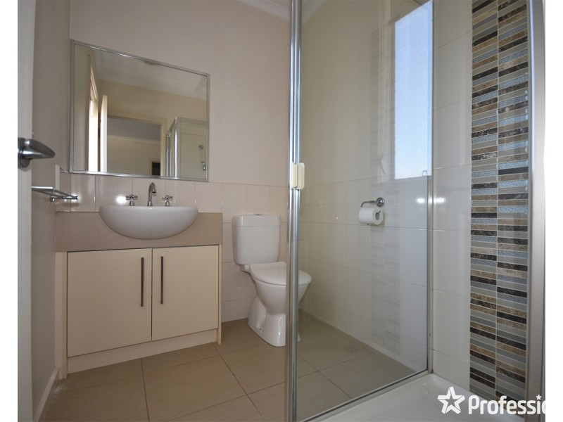 8 Heath Close, Mooroolbark VIC 3138