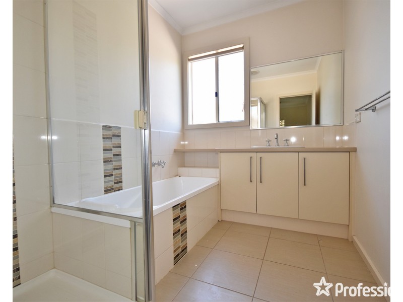 8 Heath Close, Mooroolbark VIC 3138