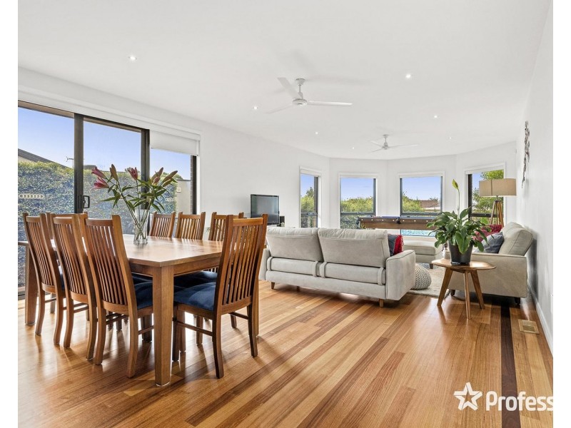 9 Chevalier Crescent, Mooroolbark VIC 3138