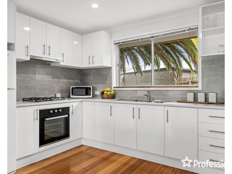 18 Holmes Road, Mooroolbark VIC 3138