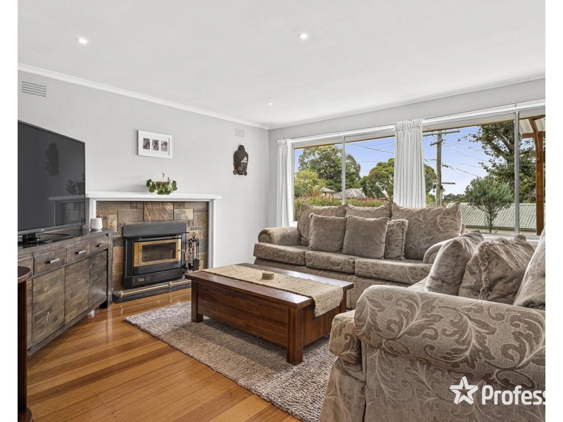 18 Holmes Road, Mooroolbark VIC 3138