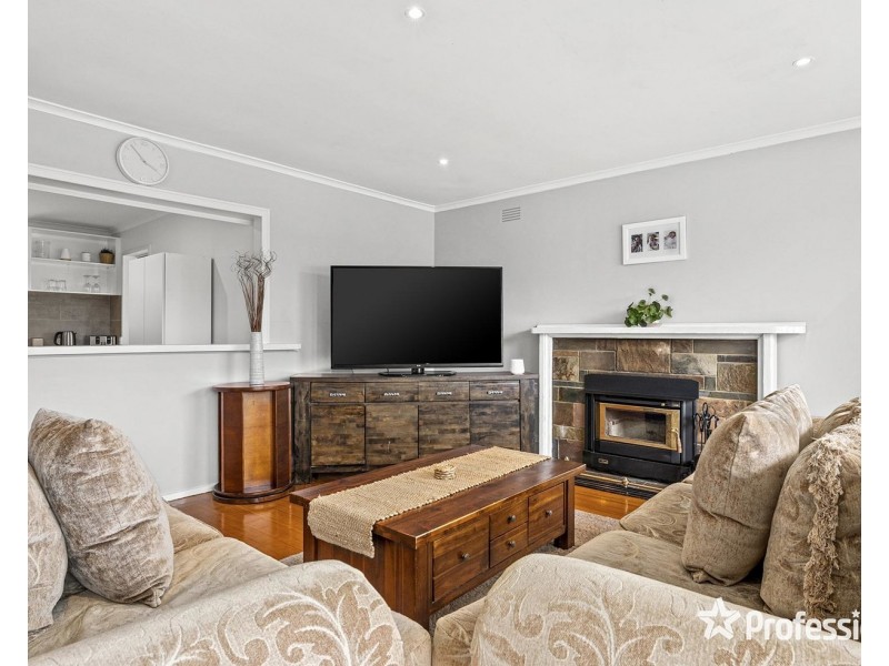 18 Holmes Road, Mooroolbark VIC 3138