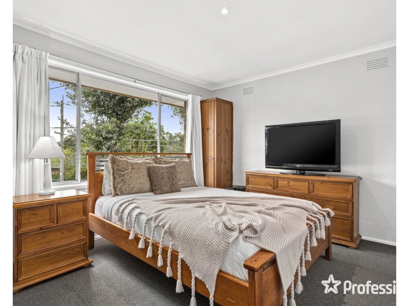 18 Holmes Road, Mooroolbark VIC 3138