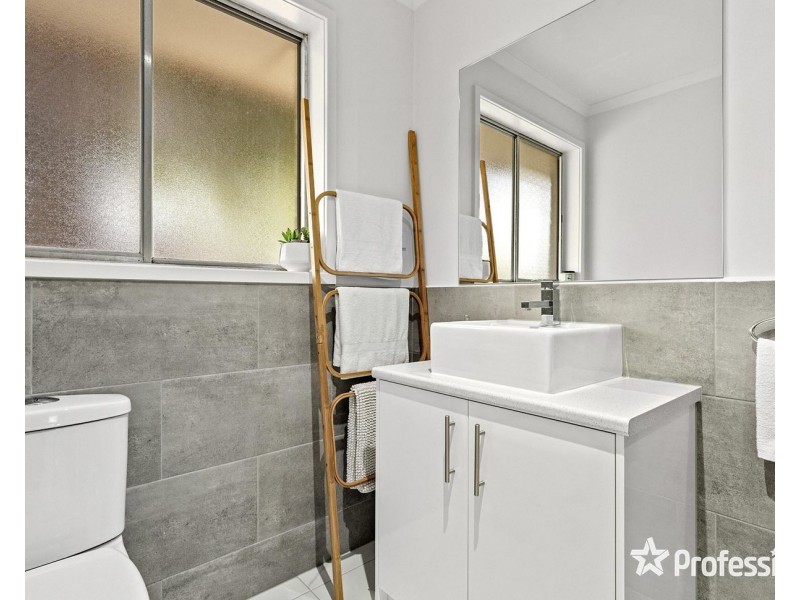 18 Holmes Road, Mooroolbark VIC 3138