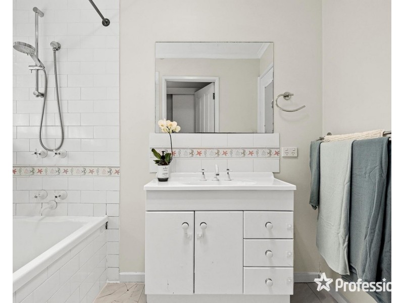 17 Lansell Road, Mooroolbark VIC 3138