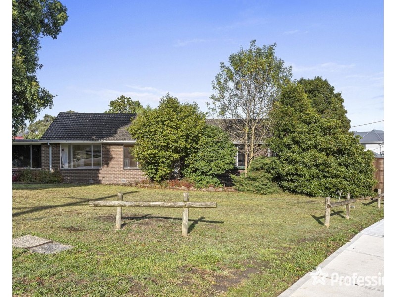 15 Saxon Drive, Mooroolbark VIC 3138