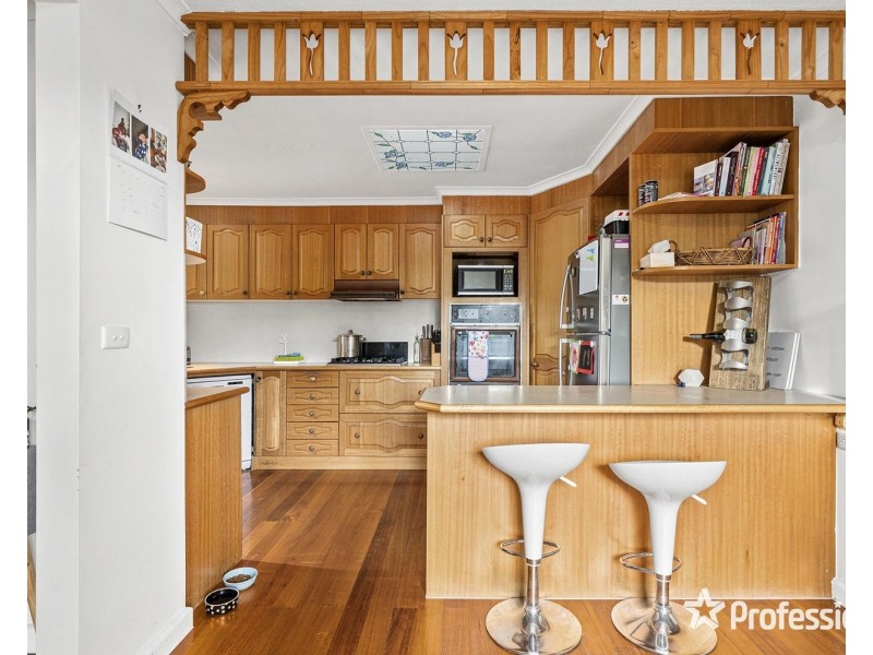 15 Saxon Drive, Mooroolbark VIC 3138