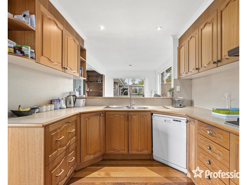 15 Saxon Drive, Mooroolbark VIC 3138