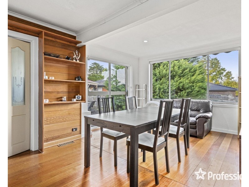 15 Saxon Drive, Mooroolbark VIC 3138