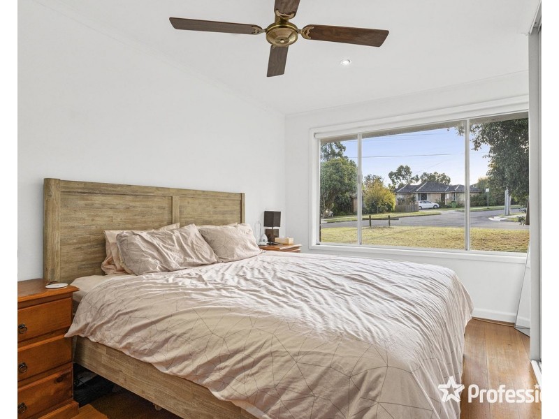 15 Saxon Drive, Mooroolbark VIC 3138