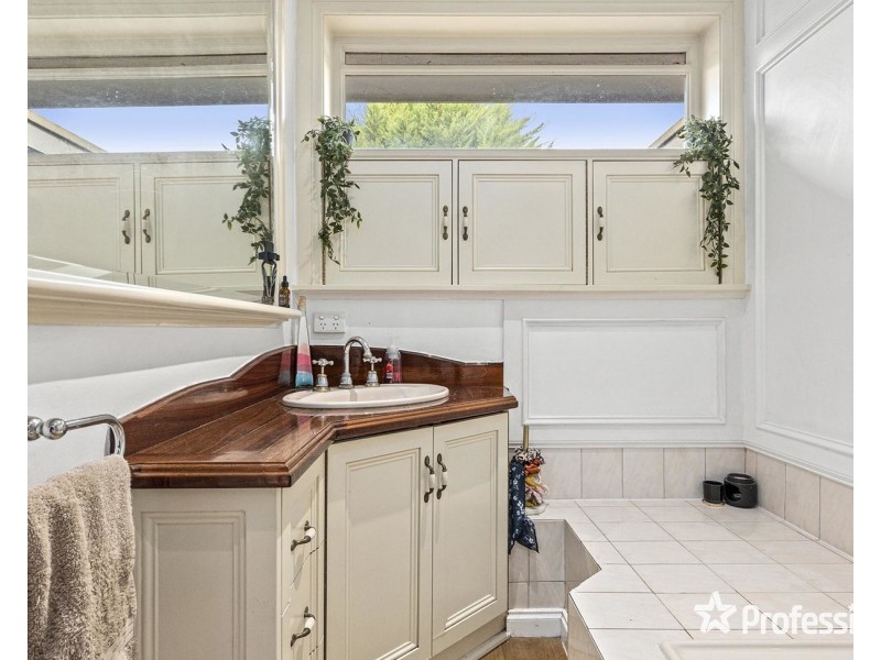 15 Saxon Drive, Mooroolbark VIC 3138