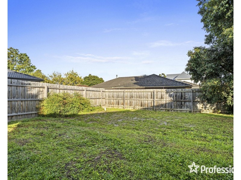 15 Saxon Drive, Mooroolbark VIC 3138