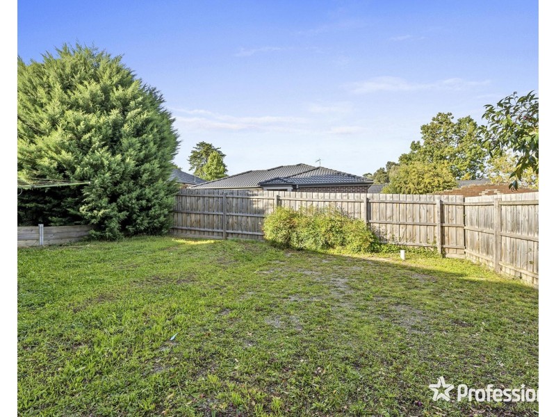 15 Saxon Drive, Mooroolbark VIC 3138