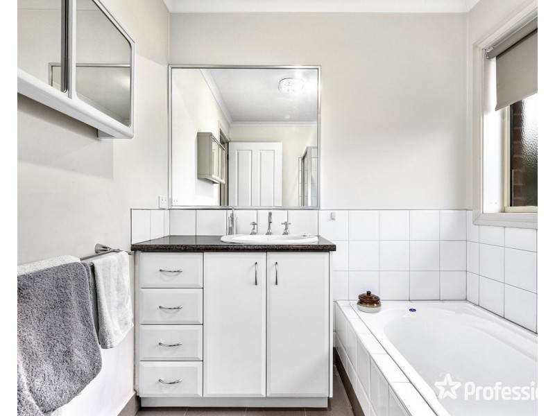 2/28 Longfellow Avenue, Mooroolbark VIC 3138