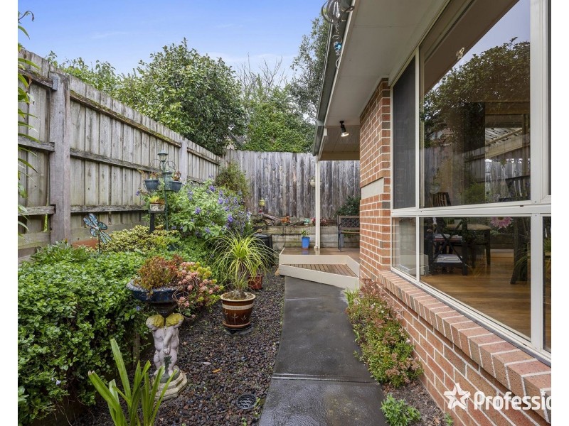2/28 Longfellow Avenue, Mooroolbark VIC 3138