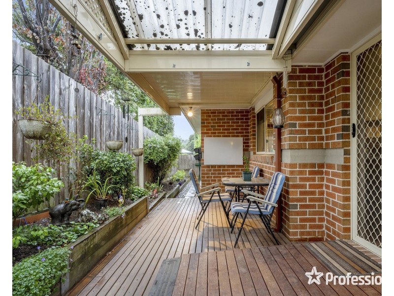 2/28 Longfellow Avenue, Mooroolbark VIC 3138