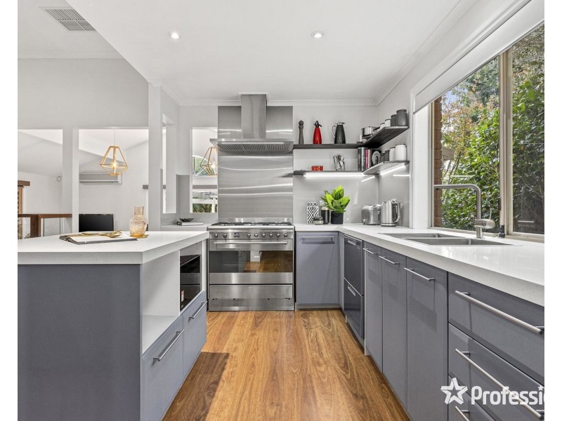 30 Wellington Park Drive, Warranwood VIC 3134