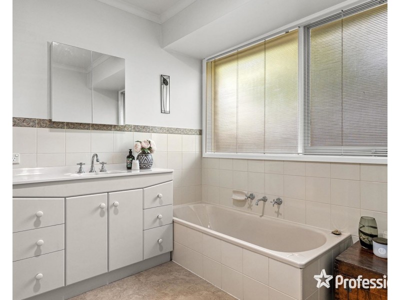 30 Wellington Park Drive, Warranwood VIC 3134