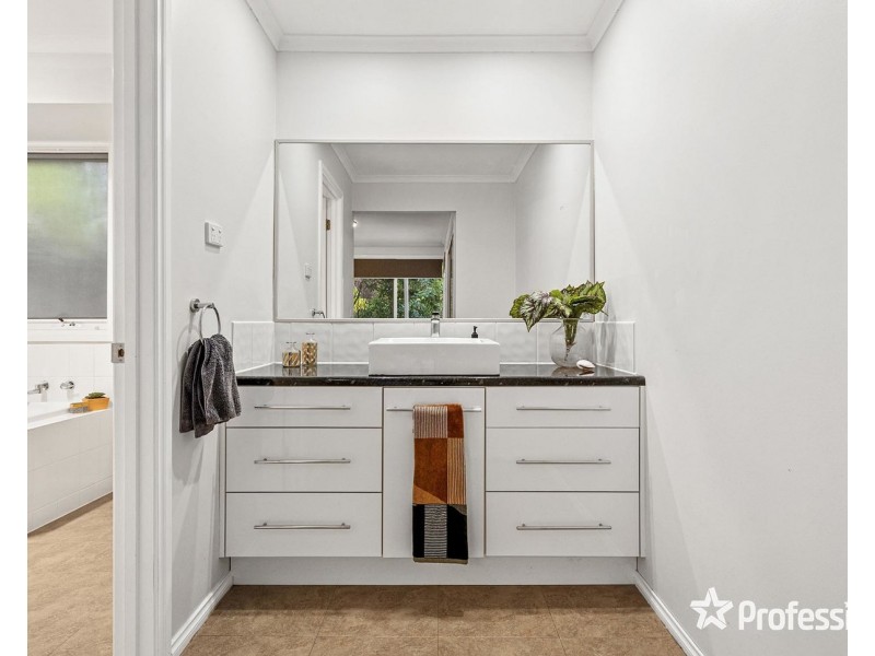 30 Wellington Park Drive, Warranwood VIC 3134