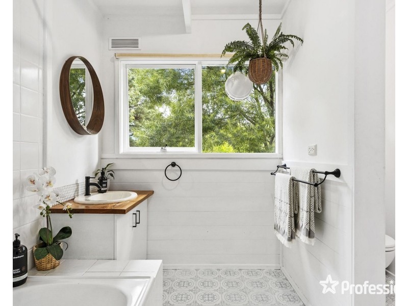 65 Commercial Road, Mount Evelyn VIC 3796