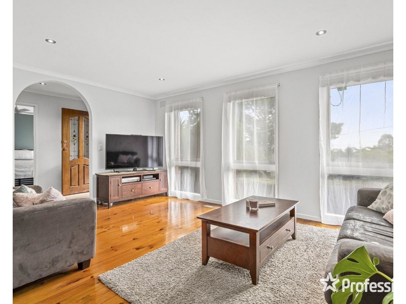 18 Parry Drive, Mooroolbark VIC 3138