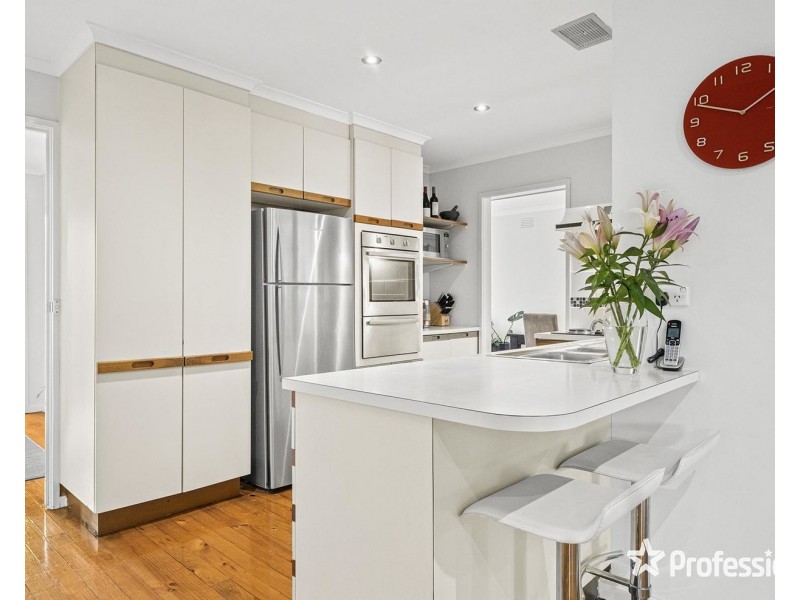 18 Parry Drive, Mooroolbark VIC 3138