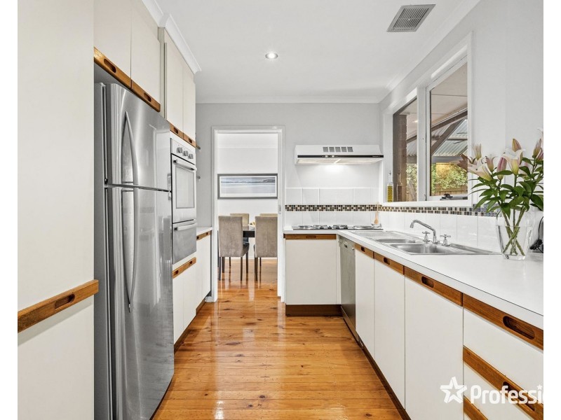 18 Parry Drive, Mooroolbark VIC 3138