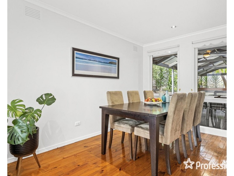18 Parry Drive, Mooroolbark VIC 3138