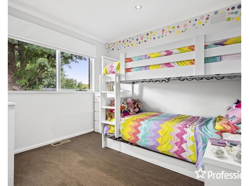 18 Parry Drive, Mooroolbark VIC 3138