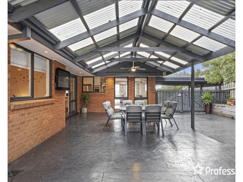 18 Parry Drive, Mooroolbark VIC 3138