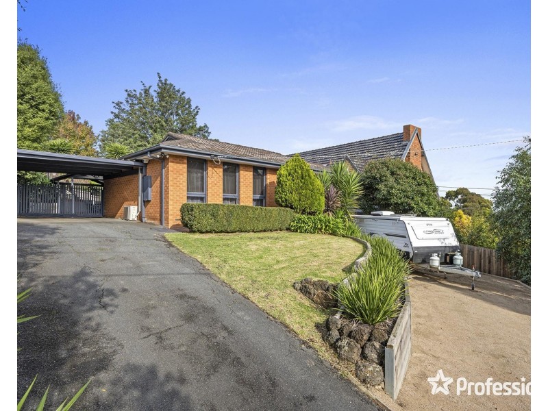 18 Parry Drive, Mooroolbark VIC 3138