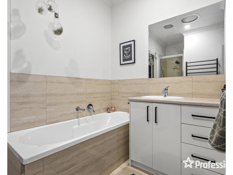 2 Dees Place, Mooroolbark VIC 3138