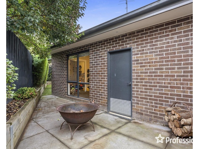 2 Dees Place, Mooroolbark VIC 3138